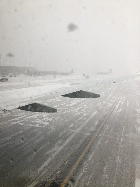 冬季暴风雪中飞机起飞前的机翼图片下载