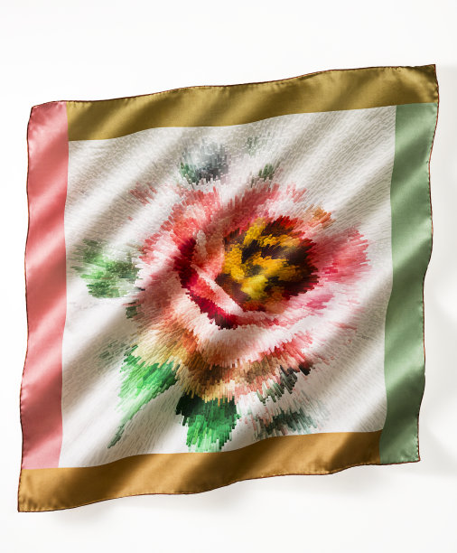 丝巾孤立在白色背景上图片下载