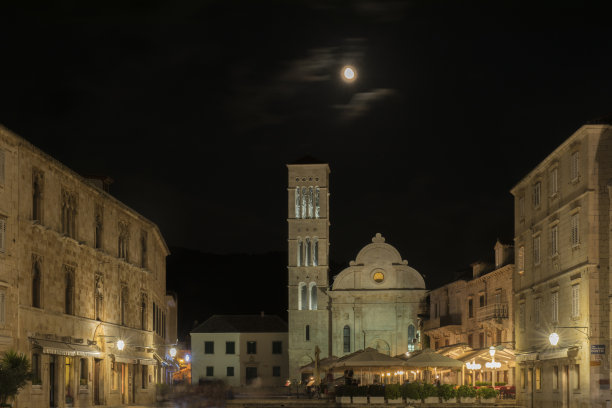 赫瓦尔市圣斯蒂芬大教堂的夜景，该岛位于克罗地亚的达尔马提亚海岸。图片下载