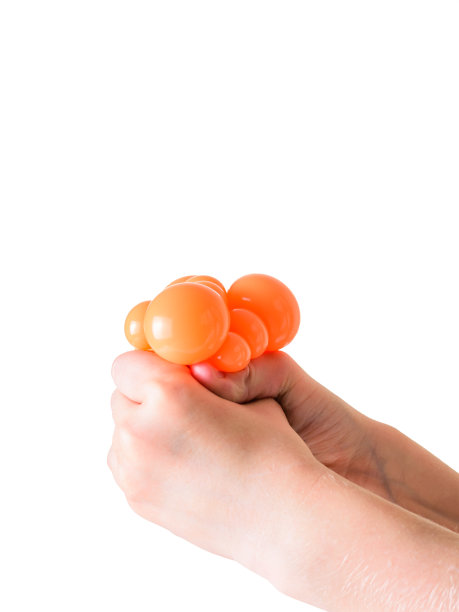 孩子用手挤压玩具中的气泡来缓解压力。图片下载