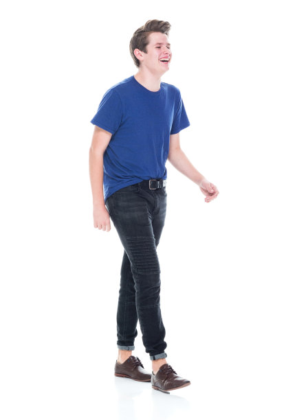 年轻的高中年龄的男性行走图片下载