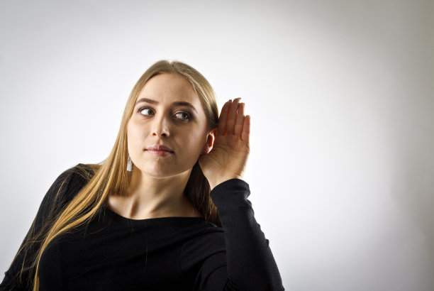 好奇的黑衣女孩渴望知道所有的八卦。图片下载