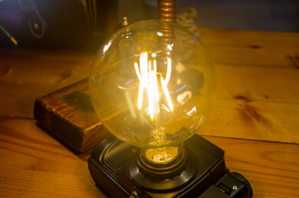 复古风格手工制作的灯具，复古胶片单反相机外壳图片下载