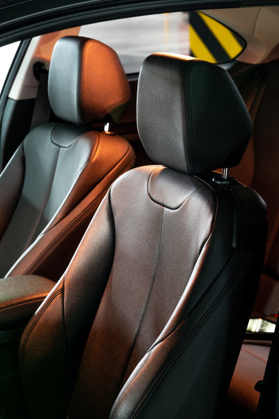 深色豪华新车内饰。现代汽车的后座，侧视图。图片下载