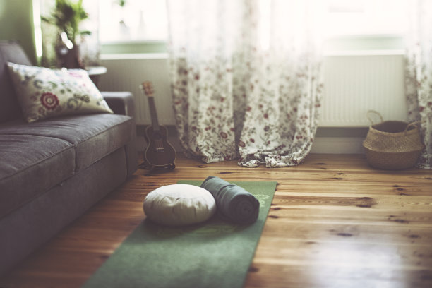 透过敞开的门进入你自己的瑜伽室图片下载