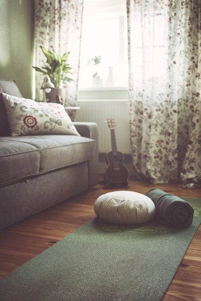 透过敞开的门进入你自己的瑜伽室图片下载