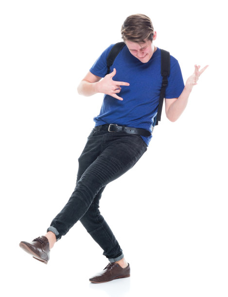 年轻的高中生在弹空气吉他图片下载