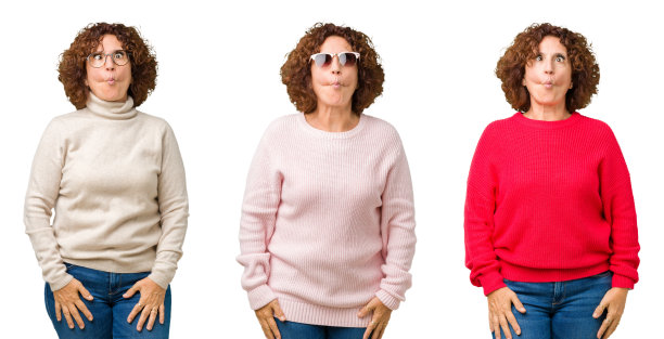 中年老年妇女穿着冬季毛衣在白色孤立的背景使鱼脸与嘴唇，疯狂和滑稽的姿态拼贴。有趣的表情。图片下载