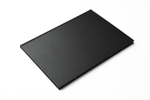 封闭的黑书在白色背景上的孤立镜头图片下载