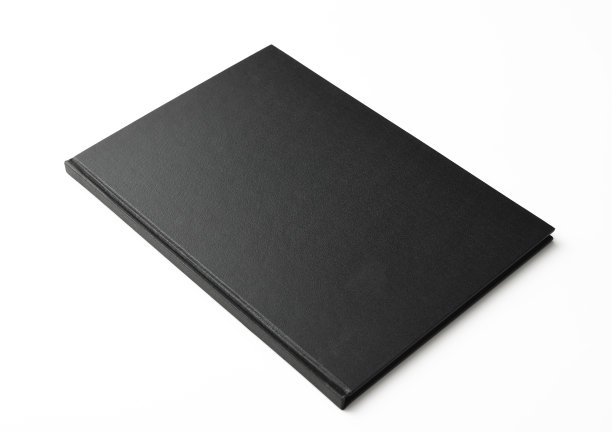 封闭的黑书在白色背景上的孤立镜头图片下载