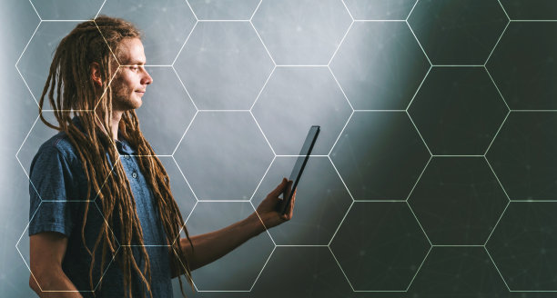 六边形网格与年轻人用平板电脑图片下载