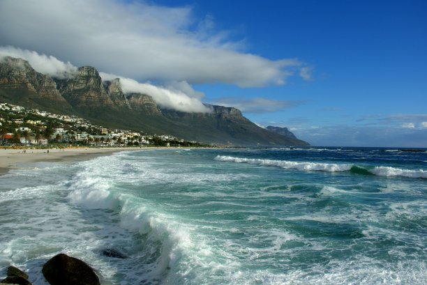 格兰海滩，一个阳光明媚的日子图片下载