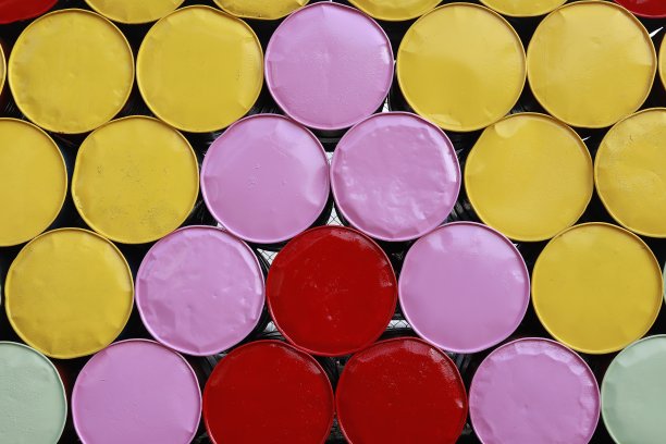 五颜六色的旧气罐。图片下载