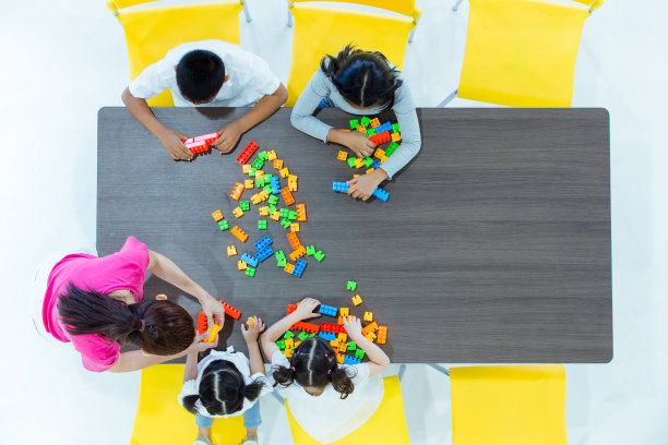 孩子们在玩五颜六色的玩具。图片下载