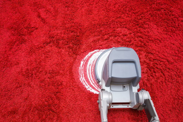 红色毛绒绒地毯采用化学发泡、搓洗、专业圆盘机清洗。一般或定期清理。商业清洁公司理念。前视图。图片下载