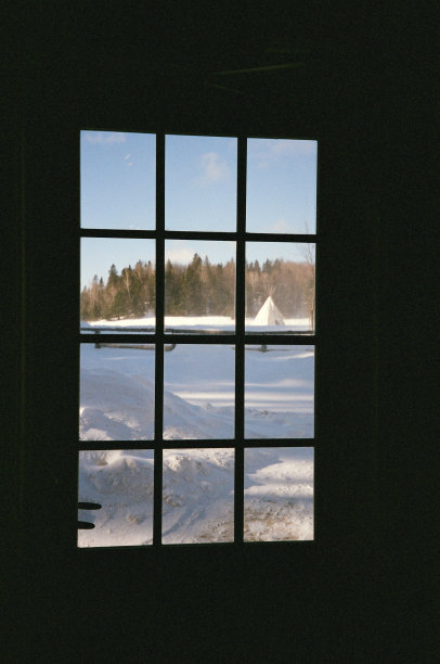 透过窗户搭帐篷。图片下载