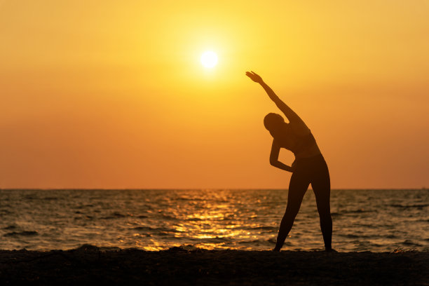 锻炼精神生活方式心灵女人和平活力，剪影户外海上日出，放松生机抽象。图片下载