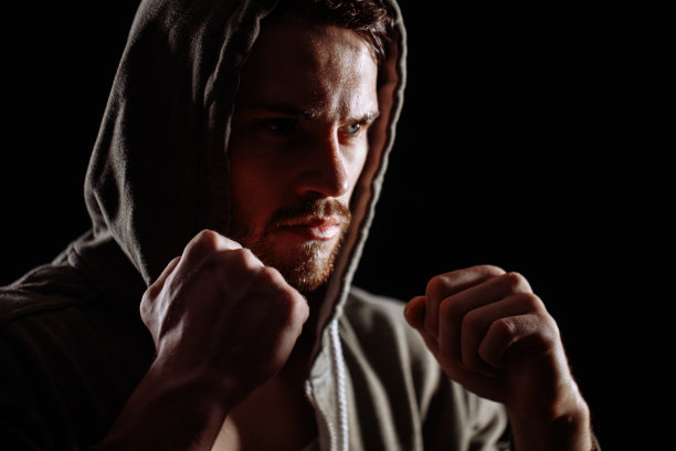 近裁剪侧视图照片英俊的男子拳击在运动服图片下载