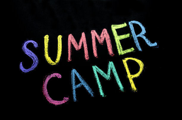 黑板上的彩色文字夏令营图片下载