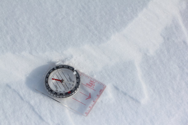 冬天，指南针躺在雪地上图片下载