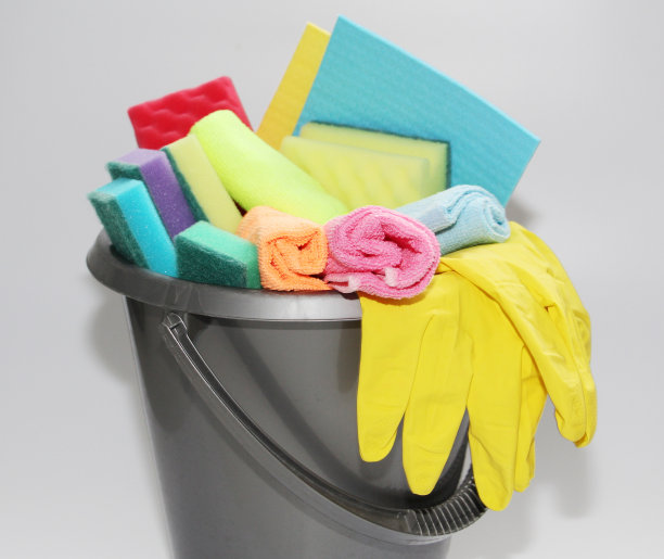 装有清洁公寓或办公室工具的水桶。照片上没有人。图片下载