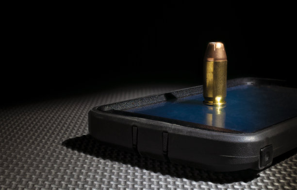 智能手机上的手枪弹壳图片下载