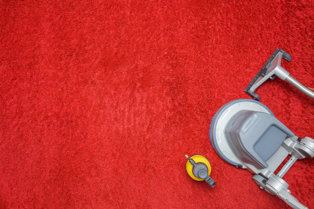 专业的吸尘器喷头，喷瓶机，圆盘机，用于红色毛绒绒地毯。一般或定期清理。商业清洁公司。副本的空间。文字或标识的空白位置。前视图。图片下载