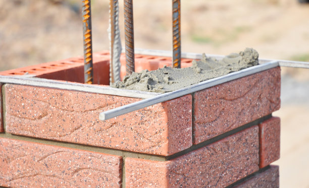 用铁棒砌砖柱子。图片下载