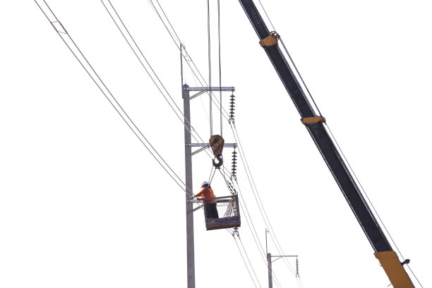 工程师电工工人在高压电站安全安装高压工作的维修图片下载