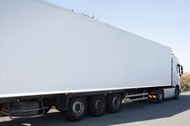 公路上卡车运输长重图片下载