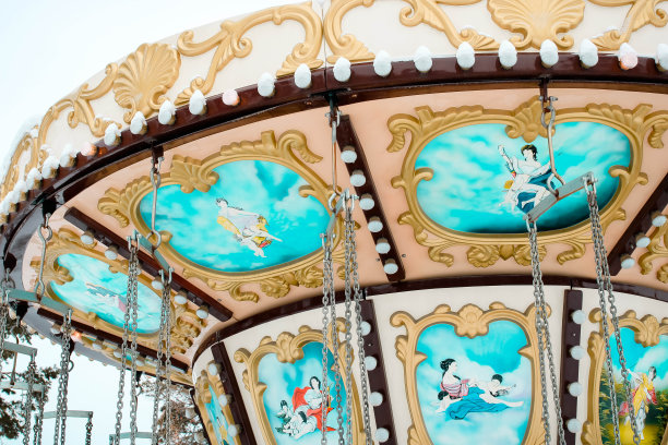 五彩缤纷的旋转木马在冬天的雪园图片下载