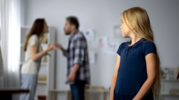 不幸的小女孩忍受着父母之间的争吵，离婚和孩子图片下载