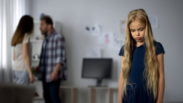 孩子经常遭受父母之间的争吵，家庭暴力图片下载