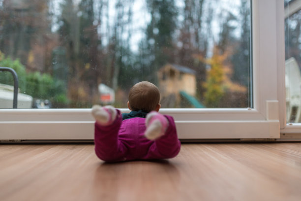 小女孩望着窗外图片下载