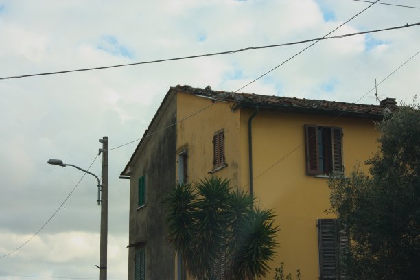 从外面看，有人居住的家庭住宅的正面墙壁图片下载