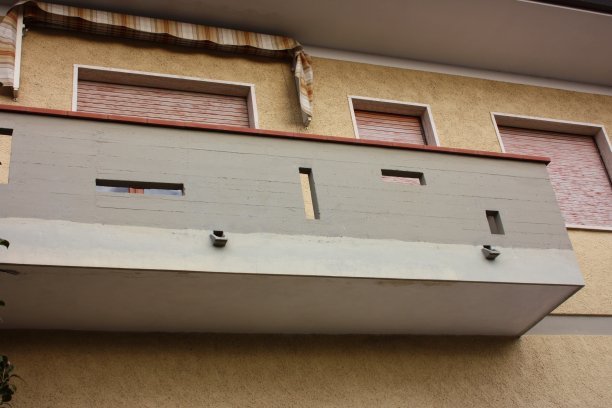 从外面看，有人居住的家庭住宅的正面墙壁图片下载