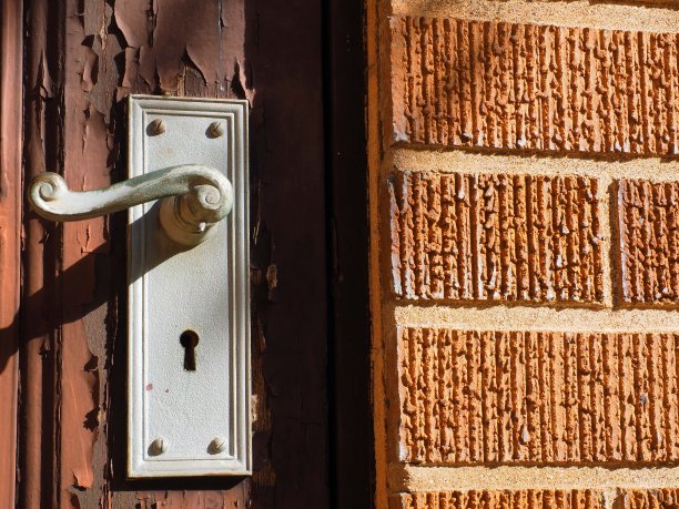 古董生锈的旋钮与锁眼近距离拍摄图片下载