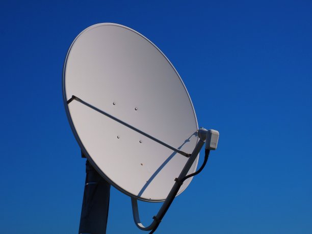 碟形卫星天线在晴朗的天空中被隔离图片下载