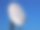 碟形卫星天线在晴朗的天空中被隔离图片下载