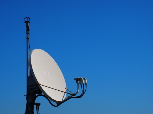 碟形卫星天线在晴朗的天空中被隔离图片下载