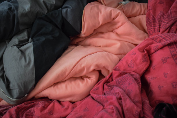 一堆羽绒被和床单图片下载