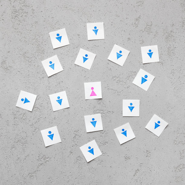 灰色背景下，女性标志被男性包围的卡片图片下载