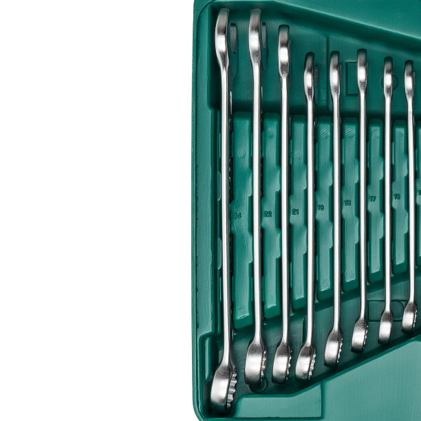 手动工具素材：用于修理汽车或更换汽车零配件的扳手和工具图片下载