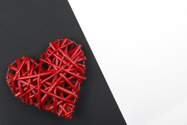 孤立。一颗用藤蔓编织而成的红心。情人节图片下载