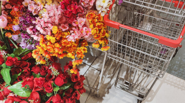 人造花店前的购物车。图片下载