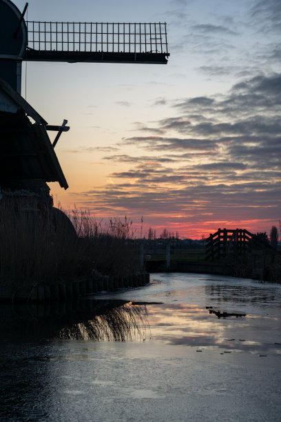 日落后荷兰乡间风车的剪影图片下载