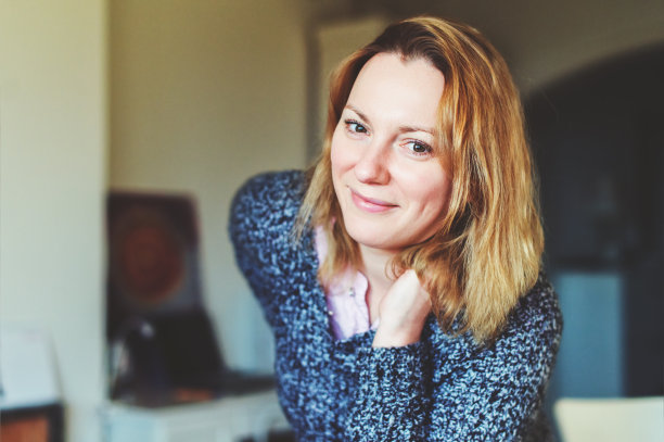 一个看着相机的漂亮女人的肖像图片下载