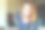 一个看着相机的漂亮女人的肖像图片下载