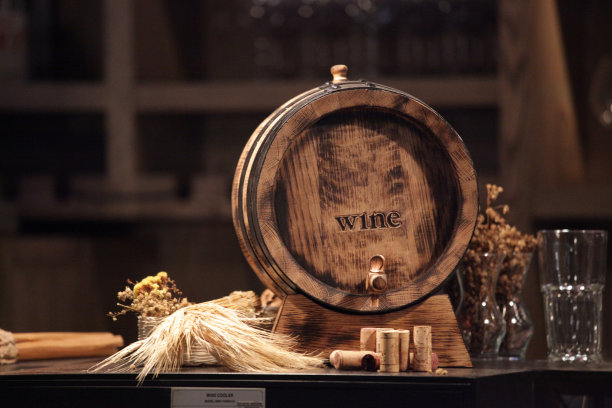 柜台上陈列的小酒桶图片下载