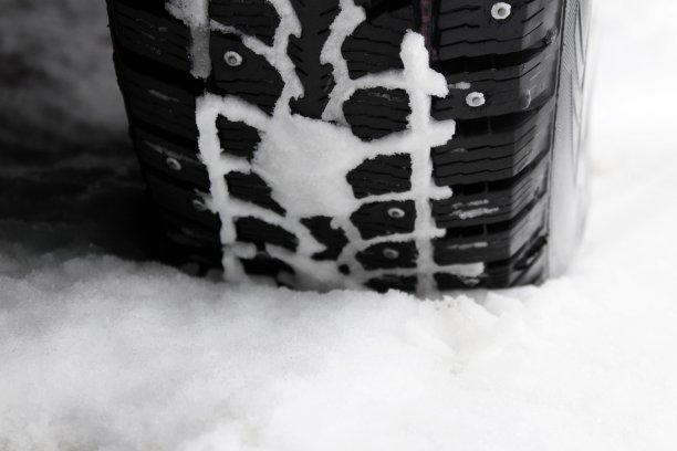 冬天在雪地里钉胎图片下载